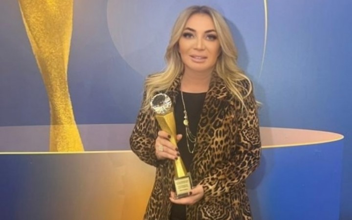 Yılın kadın girişimcisi  ödülü Nur Demirag'a
