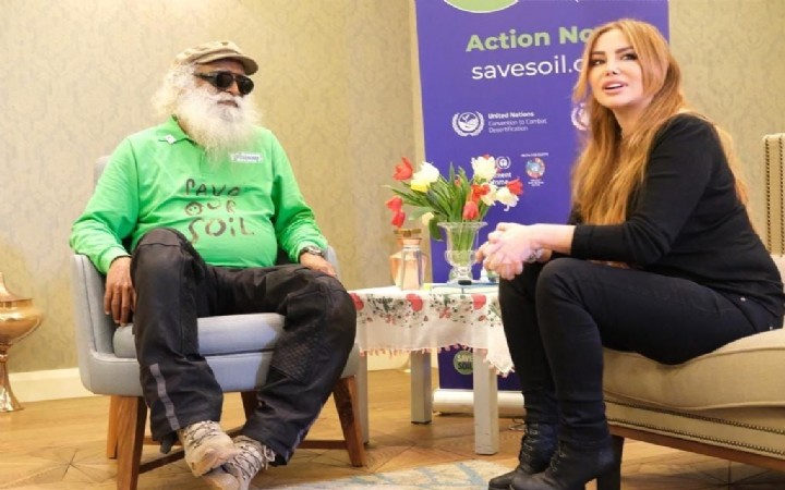 Ayşegül Ekinci  Hintli Sadhguru ile  kitap çıkarıyor