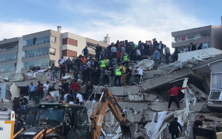 İzmir de 6.6 büyüklüğünde deprem meydana geldi