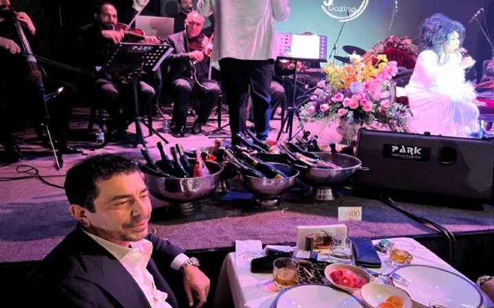 Murat Karabova’dan  Bülent Ersoy’a  şampanya jesti