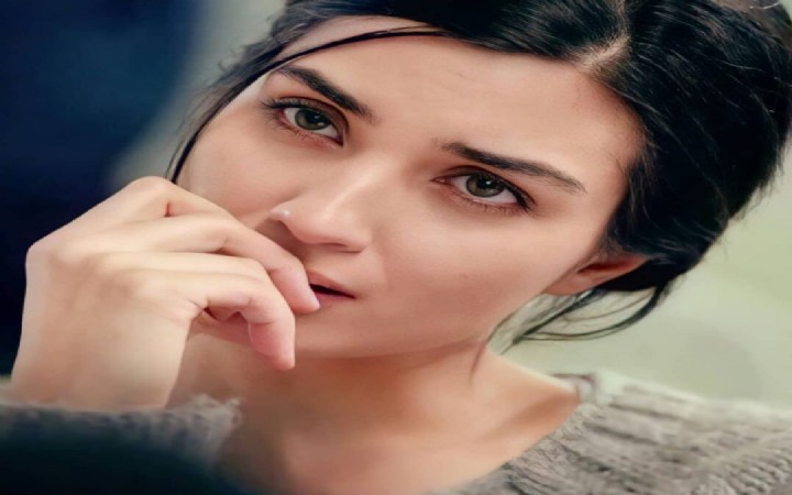 Tuba Büyüküstün'den 'Sefirin Kızın'a büyük  jest!